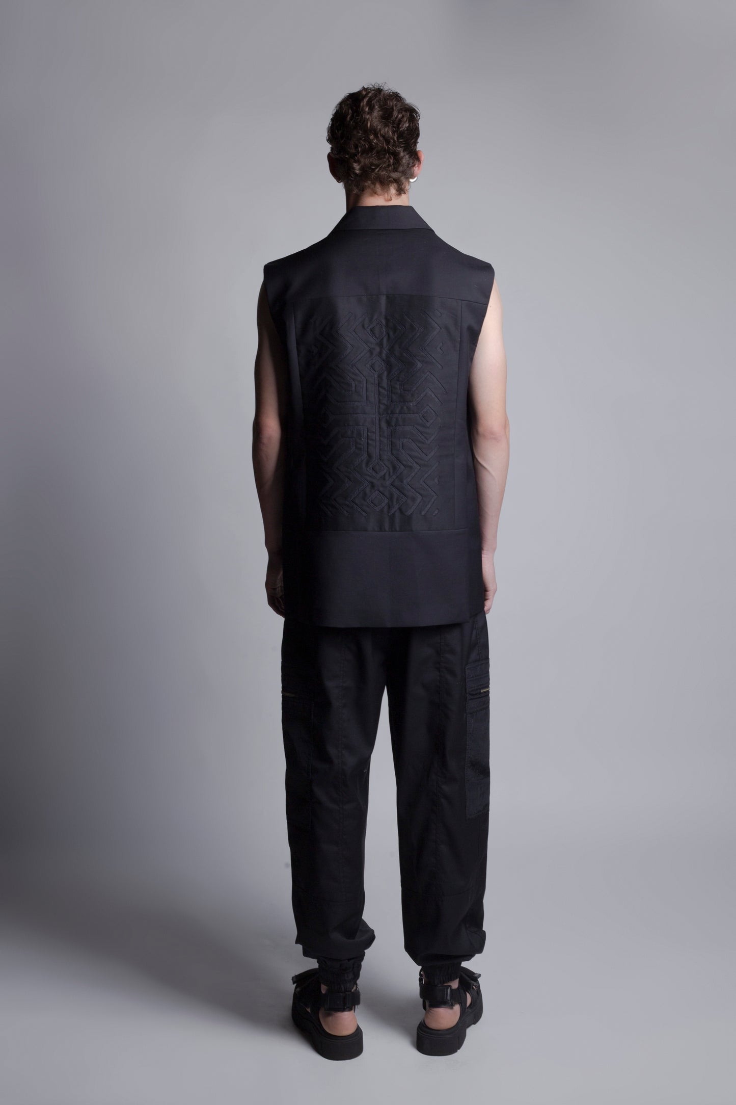 MOLA VEST BLACK